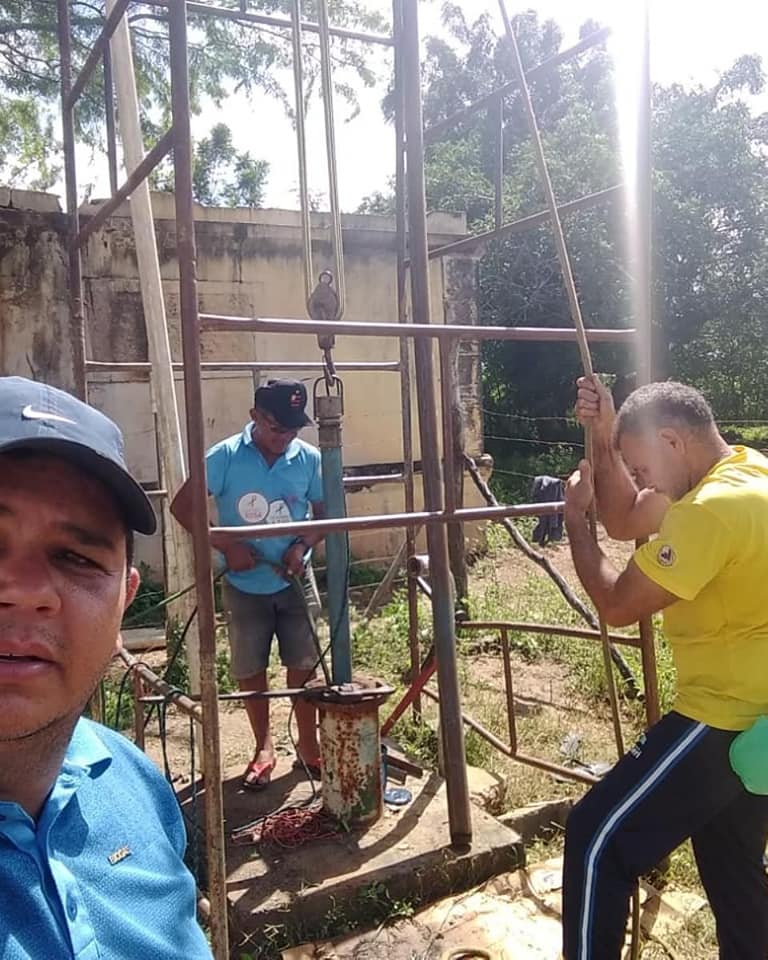 Presidente Ricardo acompanha instalaÃ§Ã£o de nova bomba em poÃ§o do CabeÃ§o