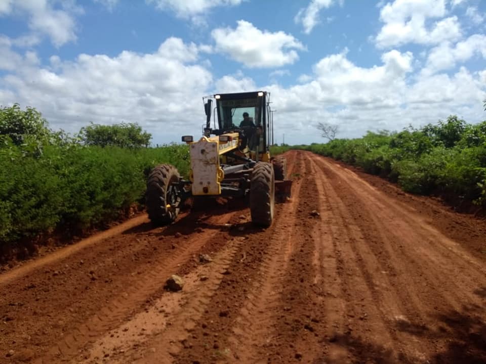 Presidente Ricardo acompanha serviÃ§o de terraplanagem nas estradas rurais