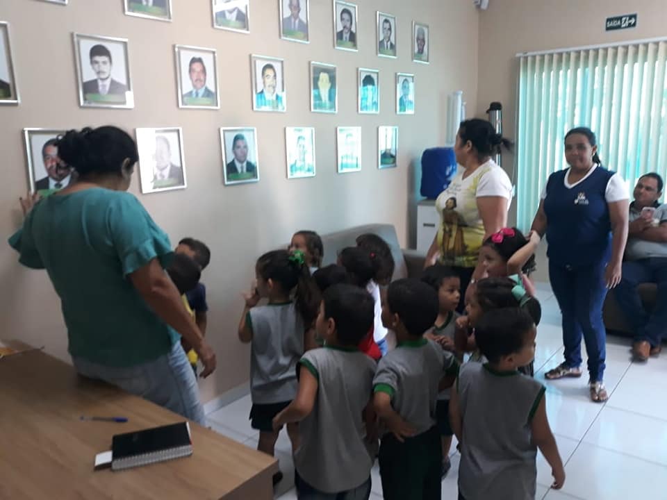 Presidente Ricardo Paulino recebe alunos e professoras do Centro Educativo Ciranda do Saber