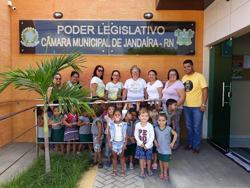 Presidente Ricardo Paulino recebe alunos e professoras do Centro Educativo Ciranda do Saber