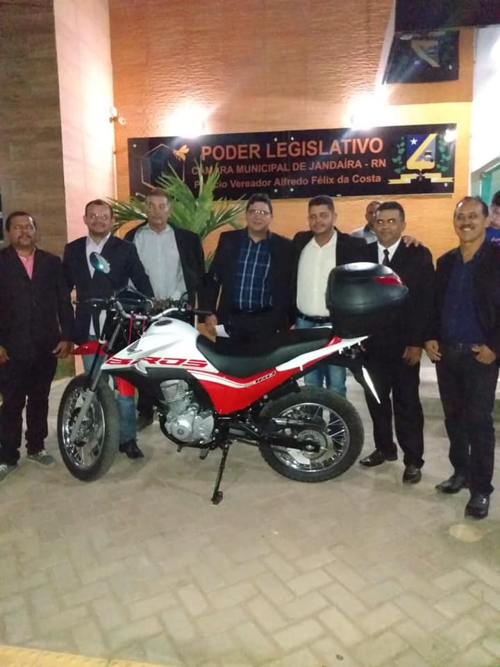 Presidente Ricardo entrega nova moto Ã  CÃ¢mara Municipal, vereadores presenciam